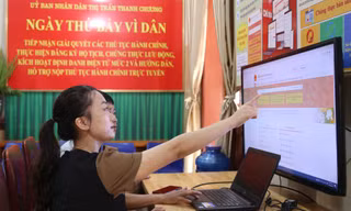 Vợ chồng trẻ gác chuyện gia đình, làm việc ngày thứ 7
