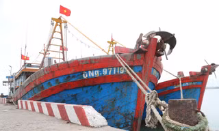 Ra khơi lỗ nặng, tàu thuyền lại nằm bờ la liệt