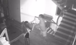 Vợ nhảy từ ban công tầng 2 xuống đất nghi bị chồng bạo hành