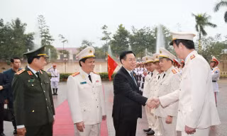 Chủ tịch Quốc hội Vương Đình Huệ thăm, chúc Tết Công an tỉnh Nghệ An