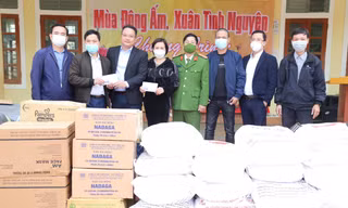 Mang 'Đông ấm' đến với đồng bào Đan Lai ở miền Tây xứ Nghệ