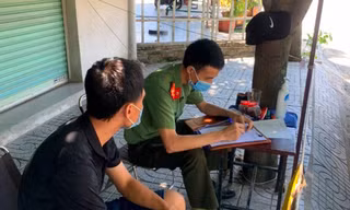 Bất chấp lệnh cấm, nhiều quán cà phê ở Nghệ An vẫn đón khách phục vụ tại chỗ