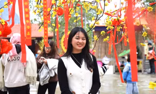 Hàng ngàn người đổ về ngôi chùa linh thiêng ở Nghệ An cầu an, vãn cảnh