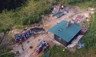 Cảnh sát phát lộ xưởng tái chế dầu nhớt thải trái phép quy mô lớn trong rừng