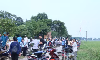 Nghệ An: Hàng trăm phụ huynh phản đối việc sáp nhập trường, không cho con đi học