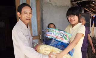 Trưởng nhóm Lan Anh trao quà cho người nghèo
