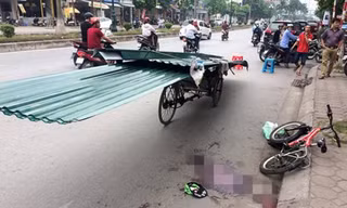 Xe chở hàng cồng kềnh đe dọa tính mạng người đi đường ở Hà Nội
