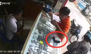 Người đứng cạnh quên ví, thanh niên 'nổi lòng tham'
