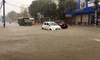Mưa trắng trời suốt đêm đến sáng, thành Vinh ngập sâu trong biển nước