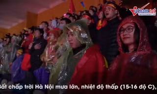 Xúc động cảnh CĐV hát quốc ca trong mưa, co ro cổ vũ Việt Nam