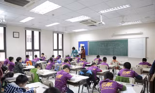 Các thí sinh làm bài thi