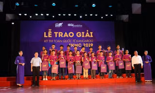 Trao giải thưởng cho các học sinh đạt giải