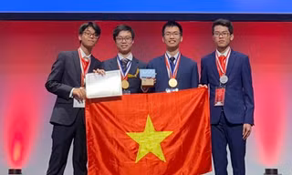 Hai lần liên tục đoạt Huy chương Vàng Olympic quốc tế được tặng Huân chương Lao động 