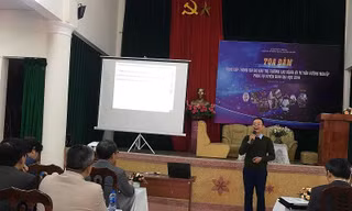 TS.Trần Văn Tình chia sẻ thông tin với học sinh trường THPT Việt Đức, Hà Nội tại buổi tọa đàm