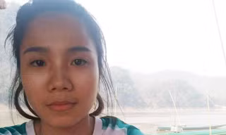 Li Navalath đang ở trên thuyền giữa sông Mê Kông tìm sóng wifi để học bài
