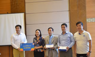 Trao học bổng trực tuyến cho Hội khuyến học Thị xã Cửa Lò