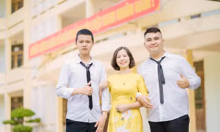 Lê Việt Hoàng (bên trái) cùng cô giáo chủ nhiệm. Ảnh: Dân trí