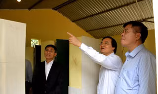 Bộ trưởng Phùng Xuân Nhạ kiểm tra khu nhà vệ sinh của Trường Tiểu học và THCS xã Pa Thơm