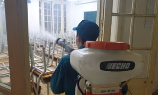 Dọn vệ sinh khử khuẩn, chuẩn bị đón học sinh quay lại trường