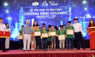 Ban tổ chức trao thưởng cho các học sinh xuất sắc khu vưc phía Bắc.