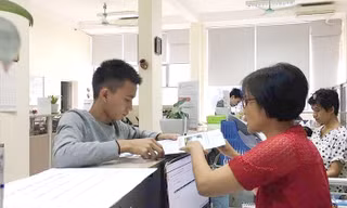 Quang Quốc Việt làm thủ tục nhập học vào trường ĐH Bách khoa Hà Nội sáng nay 8/11.
