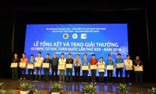 Ban tổ chức trao giải cho các cá nhân