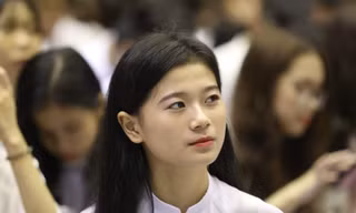Nữ sinh sư phạm rạng ngời trong lễ khai giảng năm học mới