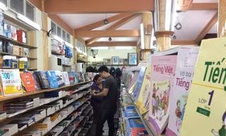 Gần đến năm học mới, phụ huynh lo lắng vì chưa mua được SGK cho con