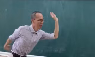  Thầy Lê Bá Khánh Trình múa phụ họa cho học trò hát bài 'Bụi phấn'