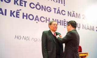 GS.TSKH Đặng Hùng Thắng đón nhận danh hiệu Nhà giáo Nhân dân do Chủ tịch nước phong tặng