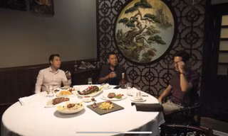 Huy nhận được điện thoại cầu cứu của mẹ