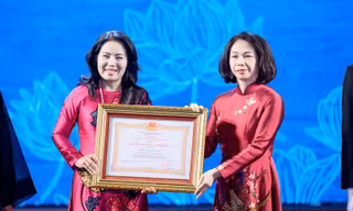 Nhà hát Múa rối Thăng Long đón Huân chương Lao động hạng Ba