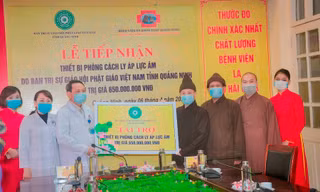 Giáo hội Phật giáo tỉnh Quảng Ninh trao quà ủng hộ chống dịch