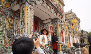 Quang Dũng, Hà Trần hát nhạc Trịnh trên sân khấu điện Kiến Trung ở Huế