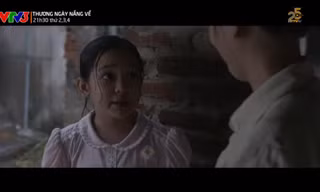 Bé Hoa lo sợ bị bỏ rơi.