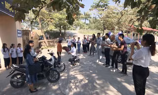Cô giáo Uyên được cầu hôn lãng mạn ngay trước cổng trường