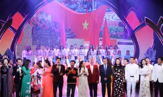 Nhà hát Ca Múa Nhạc Việt Nam quy tụ nhiều nghệ sĩ tên tuổi qua 70 năm trưởng thành.