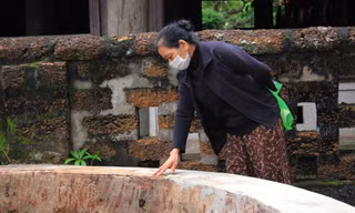 Chiếc giếng cổ làng Đường Lâm được cọ rửa phần bột màu.
