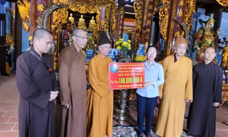 Thượng tọa Thích Thanh Quyết trao tặng tiền ủng hộ cho đồng bào miền Trung