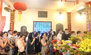 Tháng 7 là mùa vu lan báo hiếu theo đạo Phật. Ảnh: Trọng Tài