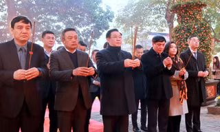 Chủ tịch Quốc hội dâng hương khai xuân tại Hoàng thành Thăng Long