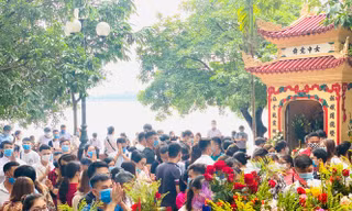Tạm đóng cửa Phủ Tây Hồ vì quá đông người tới hành lễ. Ảnh: Trọng Tài