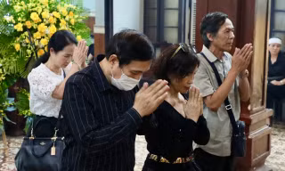 NSND Khải Hưng, Lan Hương, Bùi Bài Bình đưa tiễn NSND Nguyễn Hữu Phần