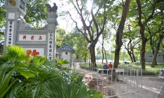 Phát hiện mộ tại di tích đền Ngọc Sơn. Ảnh: OTOFUN