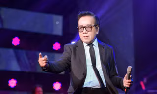 Danh ca Elvis Phương 'quậy tung' Nhà hát Lớn 