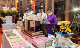 Khai mạc trưng bày sách, tư liệu mừng sinh nhật Bác tại khu lưu niệm Cát Tường
