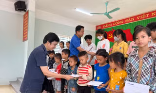 Báo Tiền Phong và VPMilk tặng quà cho học sinh dân tộc thiểu số ở Yên Bái
