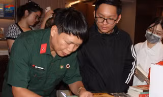 Nhà văn Đặng Vương Hưng: 'Càng sưu tầm thư chiến trường càng thấy mắc nợ'