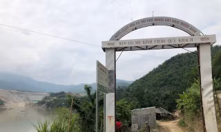 Ảm đạm những ngôi nhà trực chờ bị sông Mã 'nuốt chửng'