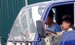 Phạt chủ phương tiện 8 triệu vì để bé trai 10 tuổi lái xe trên phố